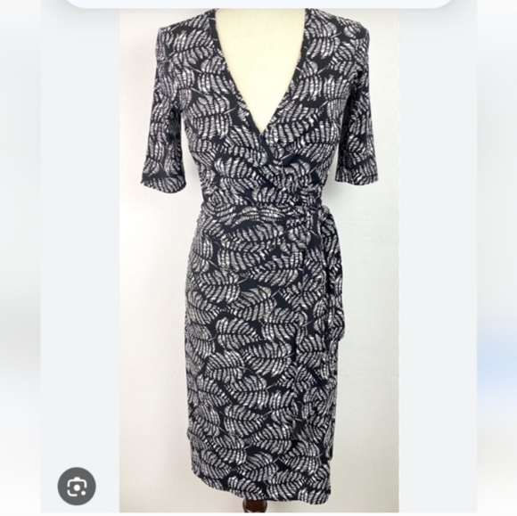 Daisy Fuentes Dresses & Skirts - 🩷 3/$15 Daisy Fuentes Black & White Patterned Wrap Dress, Medium Petite, EUC